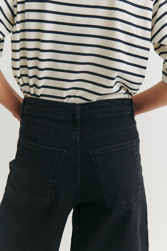 Basic Apparel Ea Black shorts – denimshorts med brede ben og afslappet pasform.