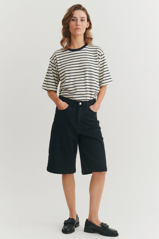 Basic Apparel Ea Black shorts – denimshorts med brede ben og afslappet pasform.