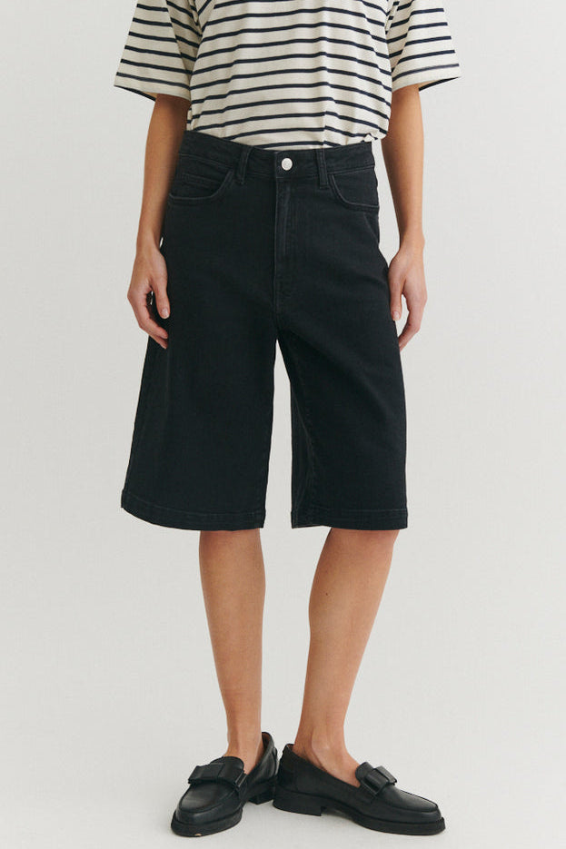 Basic Apparel Ea Black shorts – denimshorts med brede ben og afslappet pasform.