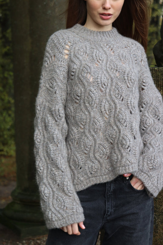 O'TAY Elucca Sweater i Teddy Grey - Eksklusiv Strik i Baby Alpaca &amp; Merinould