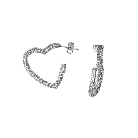 Pico Copenhagen Eros Øreringe i sølvbelagt messing – hjerteformede statement-øreringe med elegant design, mål 27 x 25 mm.

