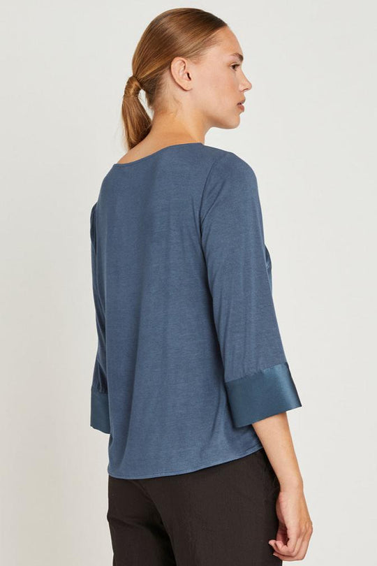 PBO Etta Bluse – Elegant Dark Blue Bluse med Silke Front og Bådudskæring