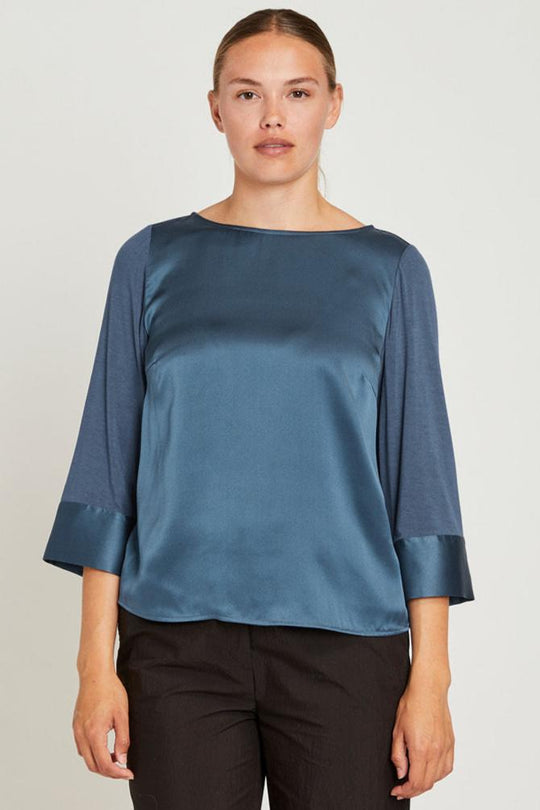 PBO Etta Bluse – Elegant Dark Blue Bluse med Silke Front og Bådudskæring