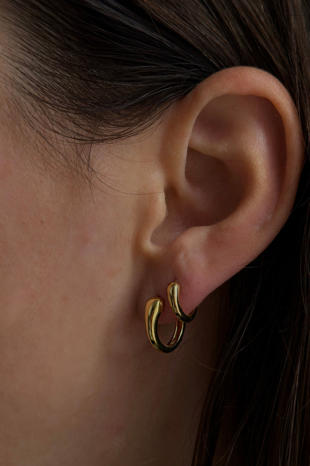 Pico Iris Petit Hoops – små creoler i 22 karat guldbelagt sterlingsølv. Nikkelfri og tidløse.

