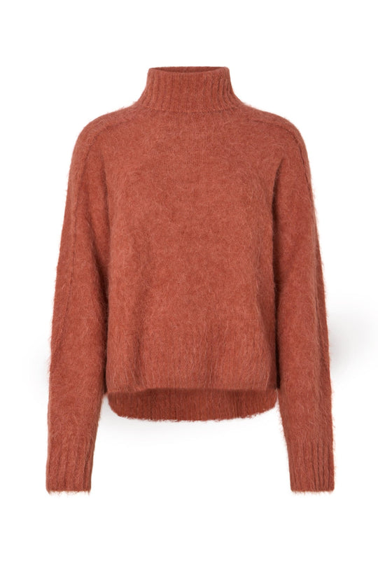 Rabens Saloner Mabeka Fluffy Knit sweater i redwood detalje af materialet