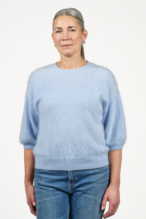 O'TAY Freya Blouse i porcelain – luksuriøs bluse i 100% børstet cashmere. Blød, elegant og perfekt til både hverdagsbrug og lag-på-lag styling.