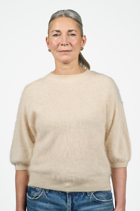 O'TAY Freya Blouse i porcelain – luksuriøs bluse i 100% børstet cashmere. Blød, elegant og perfekt til både hverdagsbrug og lag-på-lag styling.