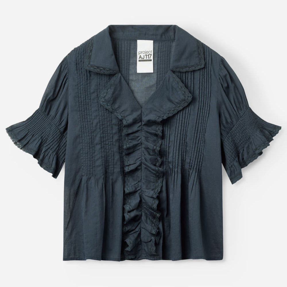 Project AJ117 Gail bluse i sort med flæser og blondedetaljer i let voile.