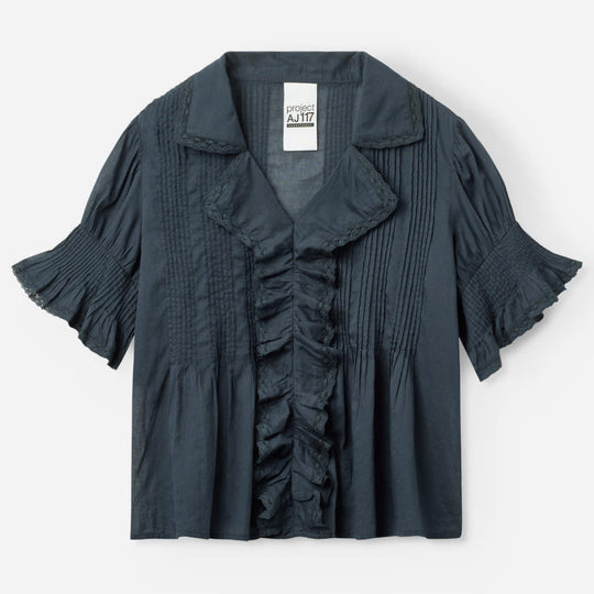 Project AJ117 Gail bluse i sort med flæser og blondedetaljer i let voile.