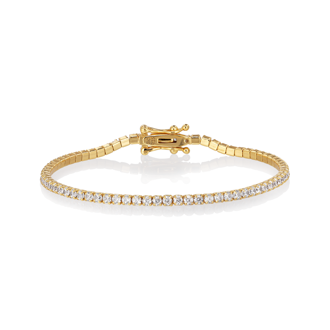 Alura Grace Bracelet 07 i 18K forgyldt 925 sterlingsølv – slankt armbånd med facetslebne zirkonia, elegant design og bredde på 2 mm.
