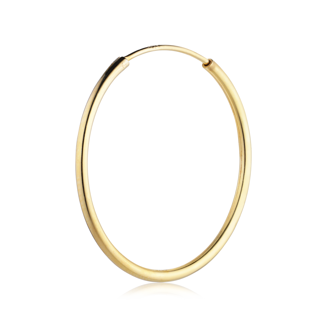 Alura Grace Hoop 04 – tynde kreoler i 18K guldbelagt 925 sterlingsølv med klassisk design og diameter på 3 cm.
