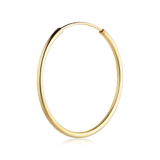 Alura Grace Hoop 04 – tynde kreoler i 18K guldbelagt 925 sterlingsølv med klassisk design og diameter på 3 cm.

