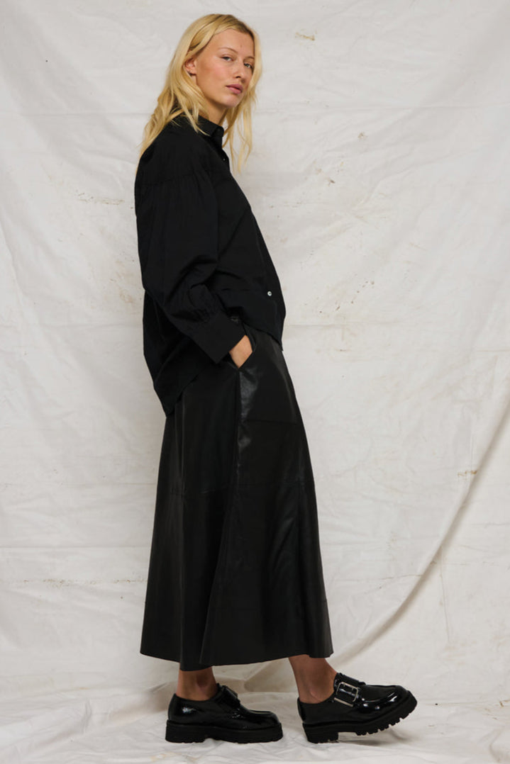 La Rouge Gudrun Leather Skirt Black i gedeskind med elastisk talje, dekorative sømme og A-snit – eksklusiv og kantet nederdel.
