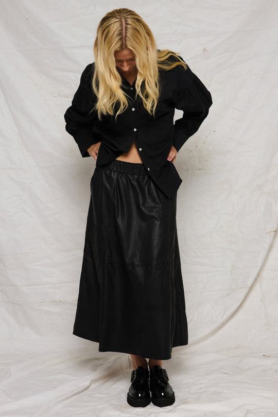 La Rouge Gudrun Leather Skirt Black i gedeskind med elastisk talje, dekorative sømme og A-snit – eksklusiv og kantet nederdel.
