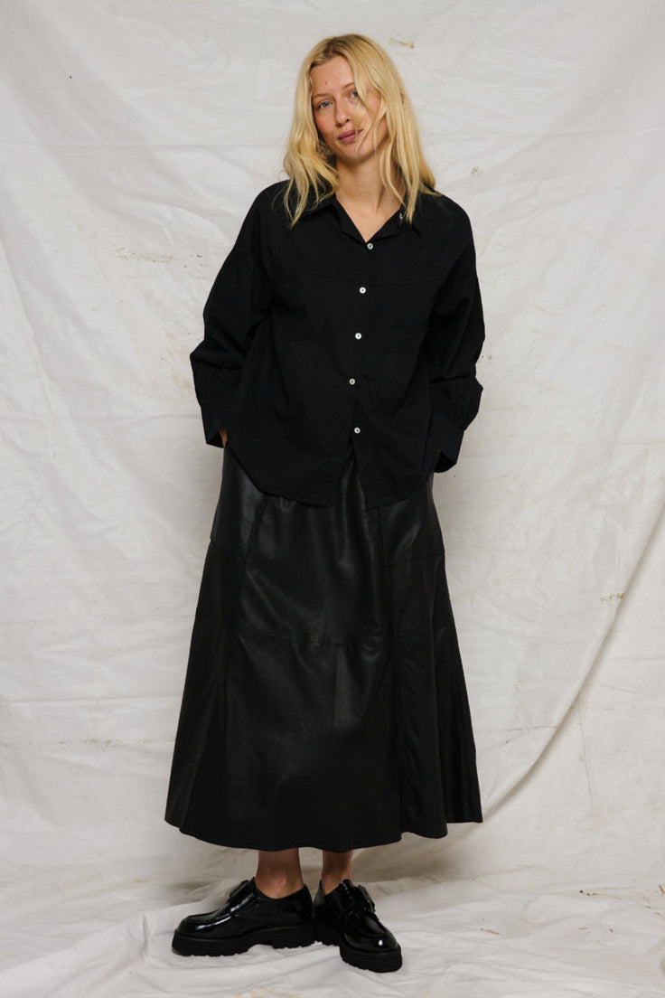 La Rouge Gudrun Leather Skirt Black i gedeskind med elastisk talje, dekorative sømme og A-snit – eksklusiv og kantet nederdel.
