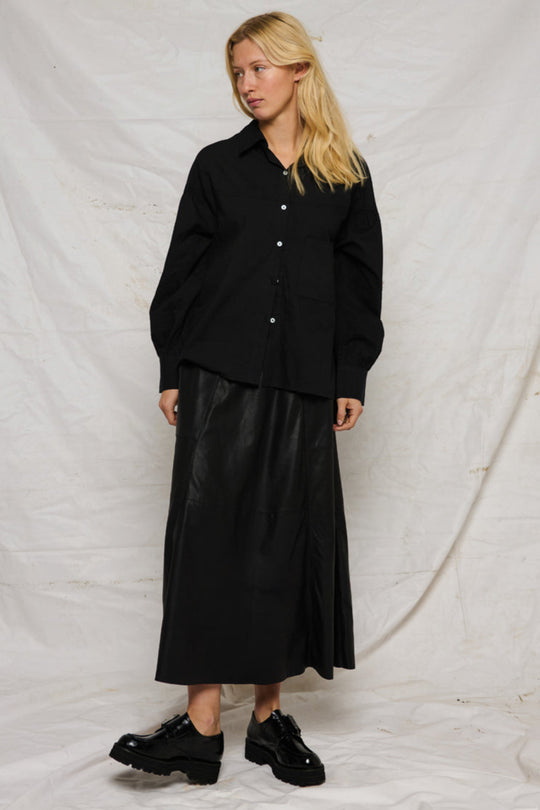 La Rouge Gudrun Leather Skirt Black i gedeskind med elastisk talje, dekorative sømme og A-snit – eksklusiv og kantet nederdel.

