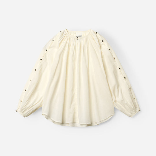 Project AJ117 Hester Bluse i White – feminin skjorte med gathered hals, raglanærmer, dekorative knapper og afrundet kant, fremstillet i 100% økologisk bomuldsvoile.

