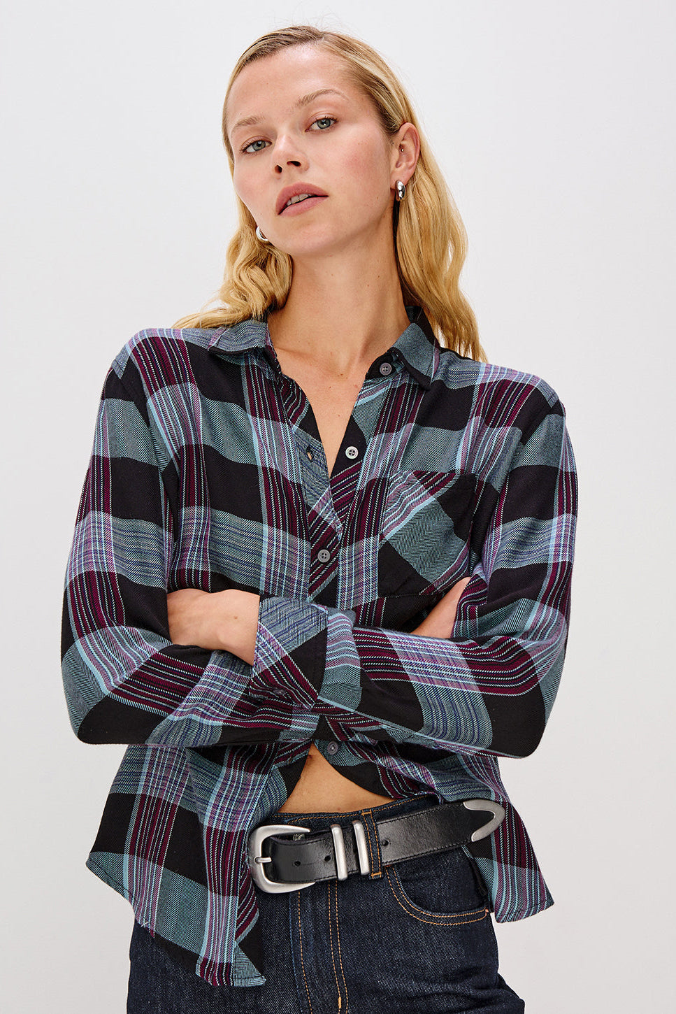 Rails Hunter Shirt i Cinder Aqua Mulberry – ternet, langærmet skjorte i blød rayon med krave, gennemknappet front og brystlomme.
