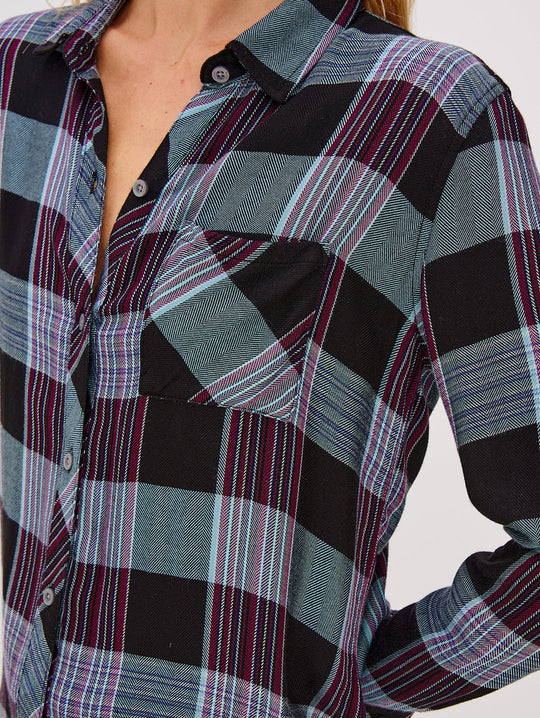 Rails Hunter Shirt i Cinder Aqua Mulberry – ternet, langærmet skjorte i blød rayon med krave, gennemknappet front og brystlomme.
