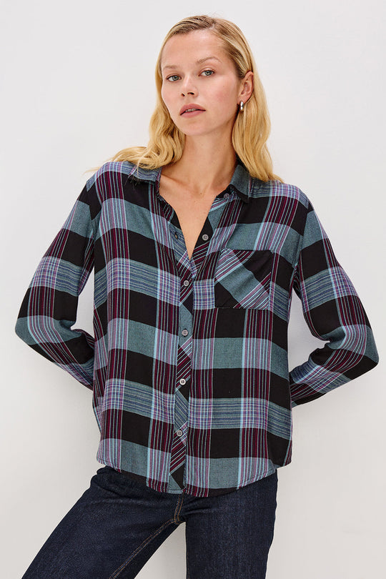 Rails Hunter Shirt i Cinder Aqua Mulberry – ternet, langærmet skjorte i blød rayon med krave, gennemknappet front og brystlomme.
