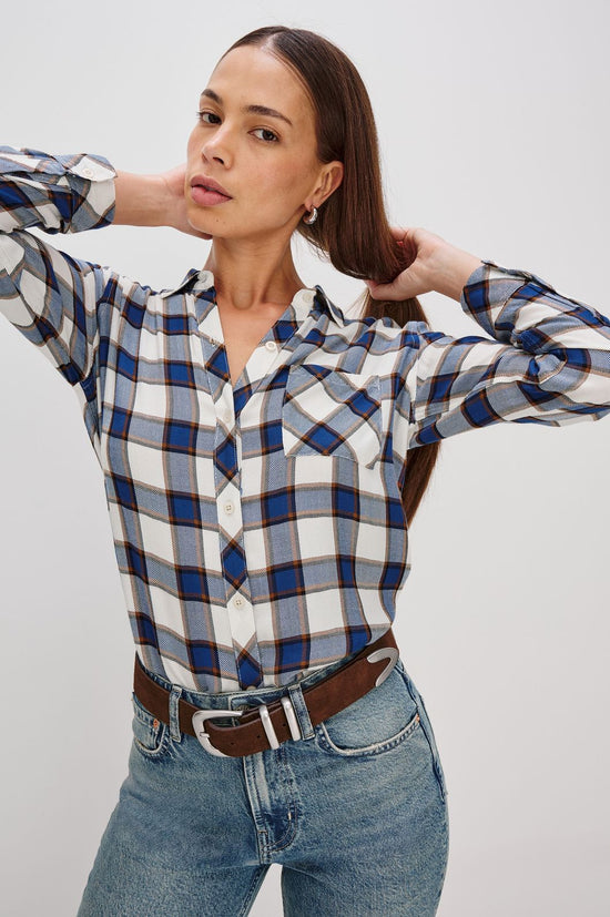 Rails Hunter Shirt i Golden Cobalt – langærmet, ternet skjorte i blød rayon med krave, gennemknappet front og brystlomme.
