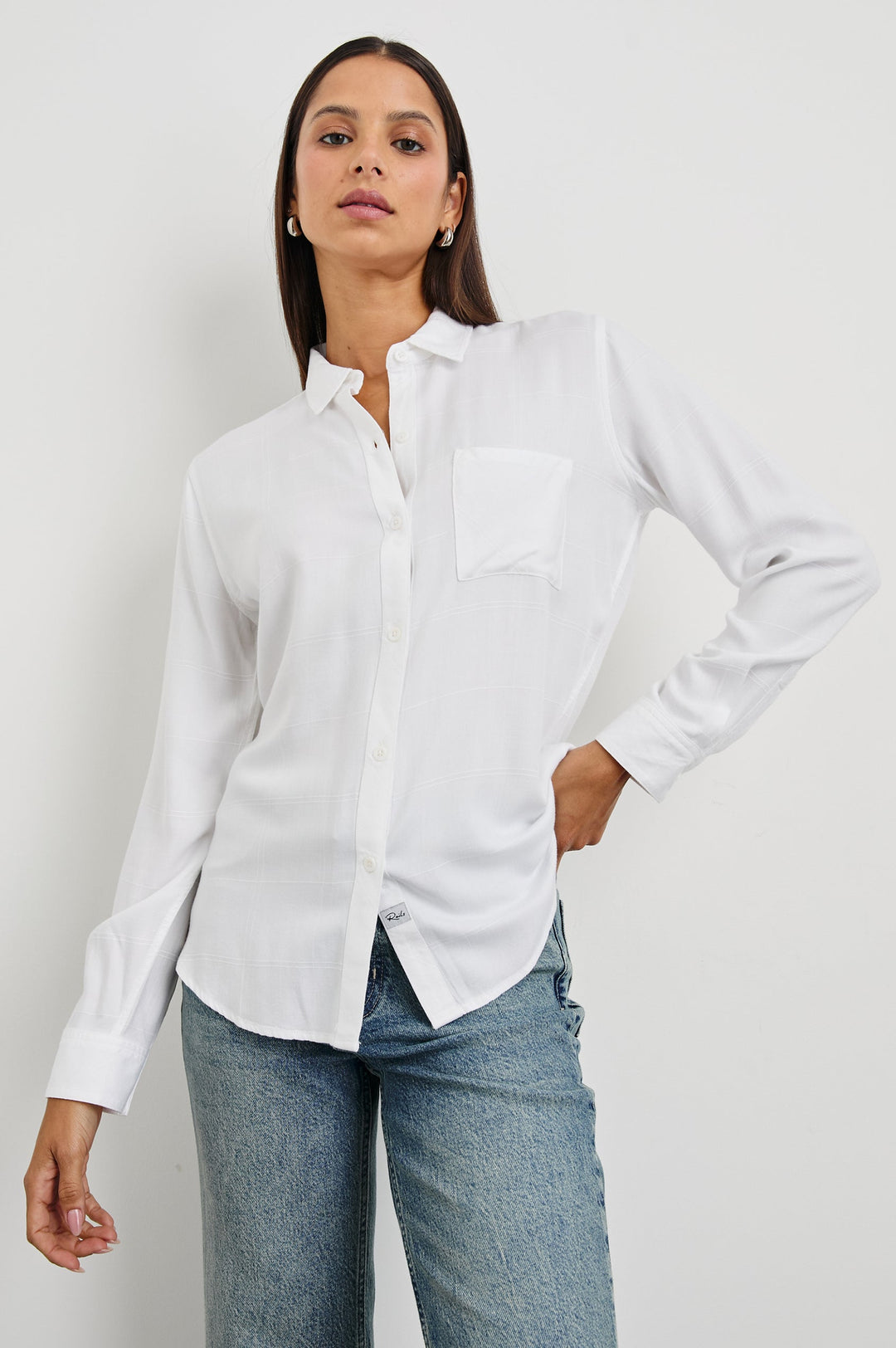 Rails Hunter Shirt Ivory Check i 100 % rayon – ternet button-down skjorte med brystlomme, lange ærmer og klassisk pasform.
