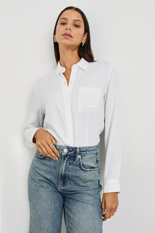 Rails Hunter Shirt Ivory Check i 100 % rayon – ternet button-down skjorte med brystlomme, lange ærmer og klassisk pasform.

