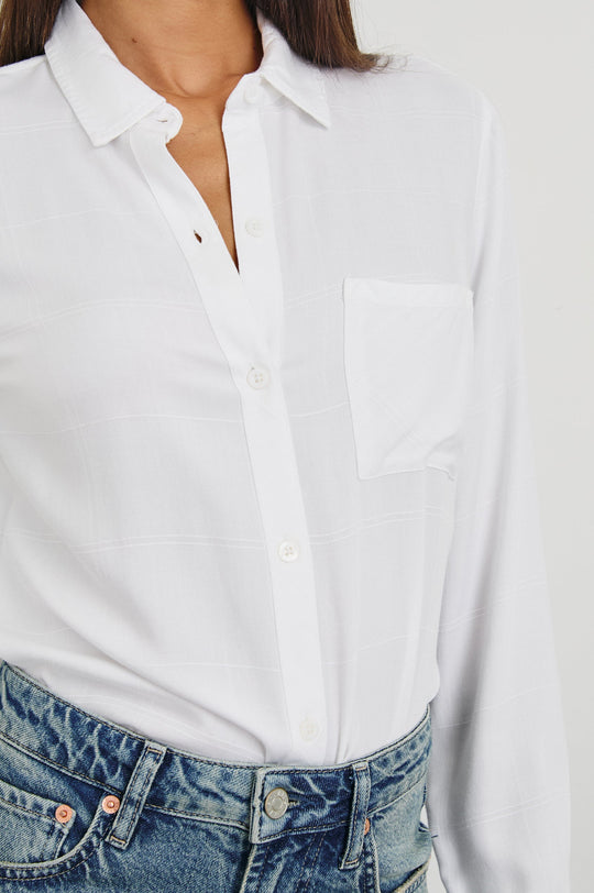 Rails Hunter Shirt Ivory Check i 100 % rayon – ternet button-down skjorte med brystlomme, lange ærmer og klassisk pasform.

