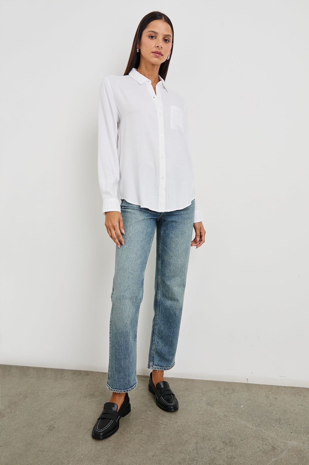 Rails Hunter Shirt Ivory Check i 100 % rayon – ternet button-down skjorte med brystlomme, lange ærmer og klassisk pasform.

