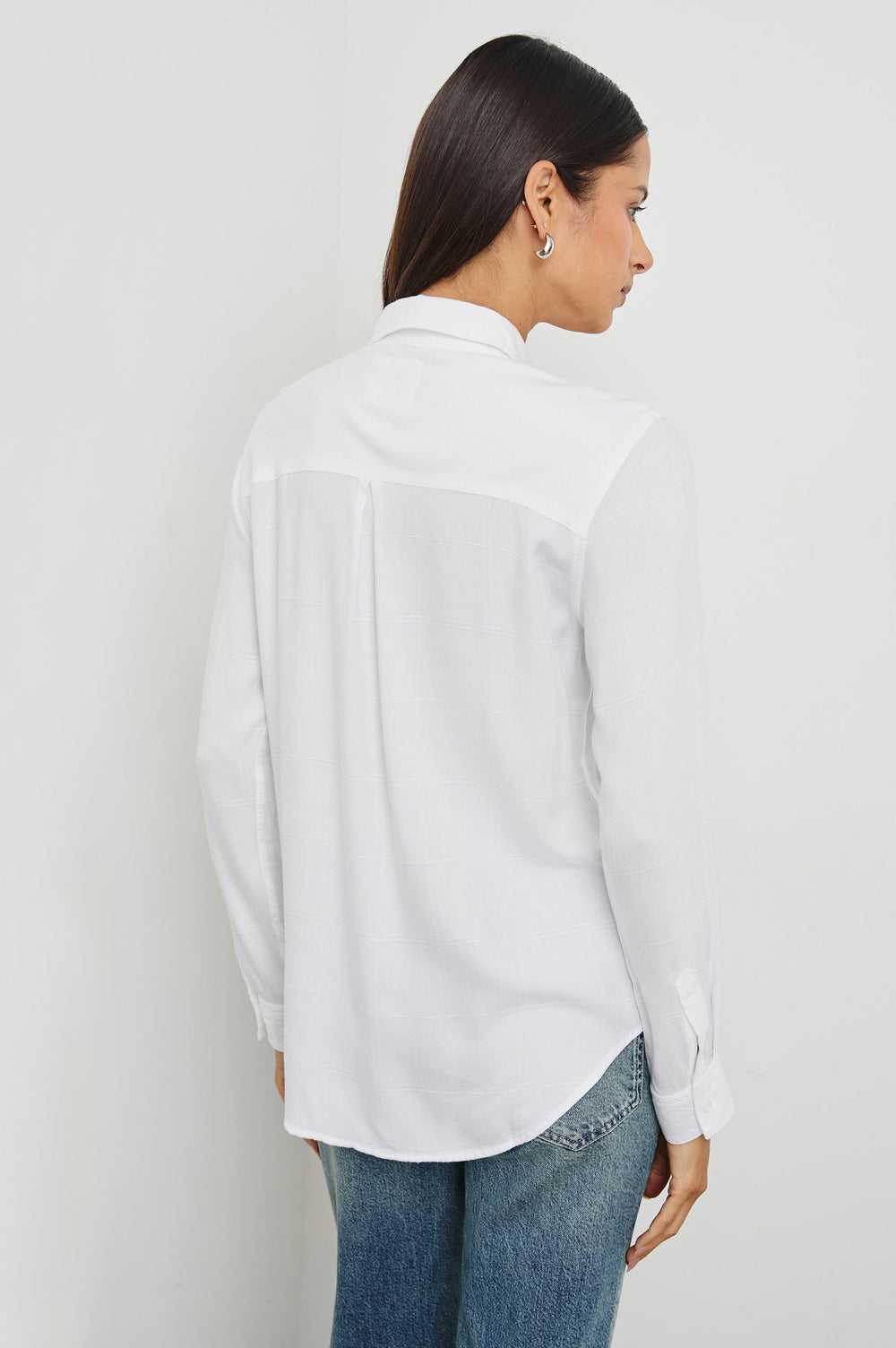 Rails Hunter Shirt Ivory Check i 100 % rayon – ternet button-down skjorte med brystlomme, lange ærmer og klassisk pasform.
