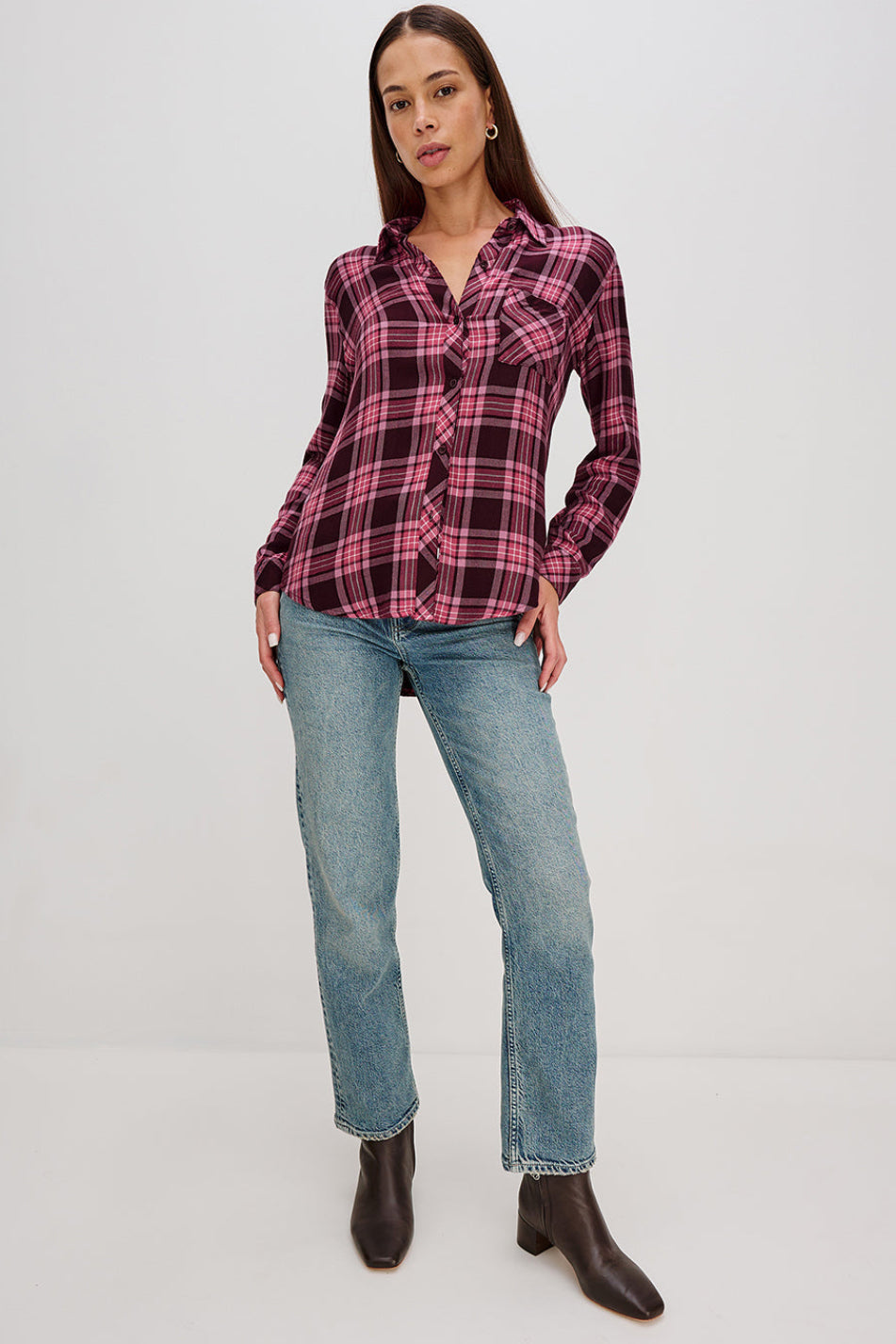 Rails Hunter ternet skjorte i mauve, mulberry og ivory – langærmet skjorte i blød rayon med krave og knaplukning.
