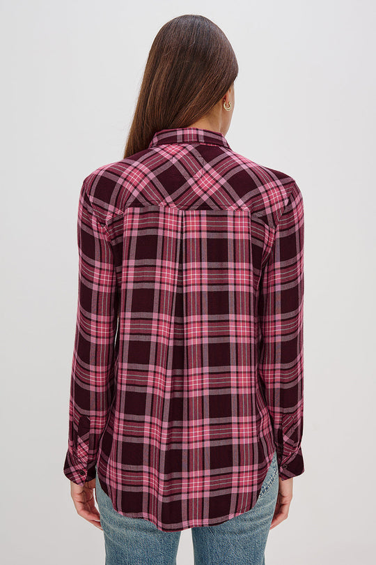 Rails Hunter ternet skjorte i mauve, mulberry og ivory – langærmet skjorte i blød rayon med krave og knaplukning.
