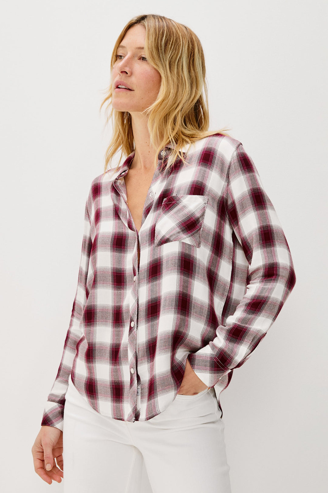Rails Hunter Shirt i Raspberry Wine med knaplukning, krave og brystlomme – løs twill-vævning og 100% rayon for blød og komfortabel pasform.
