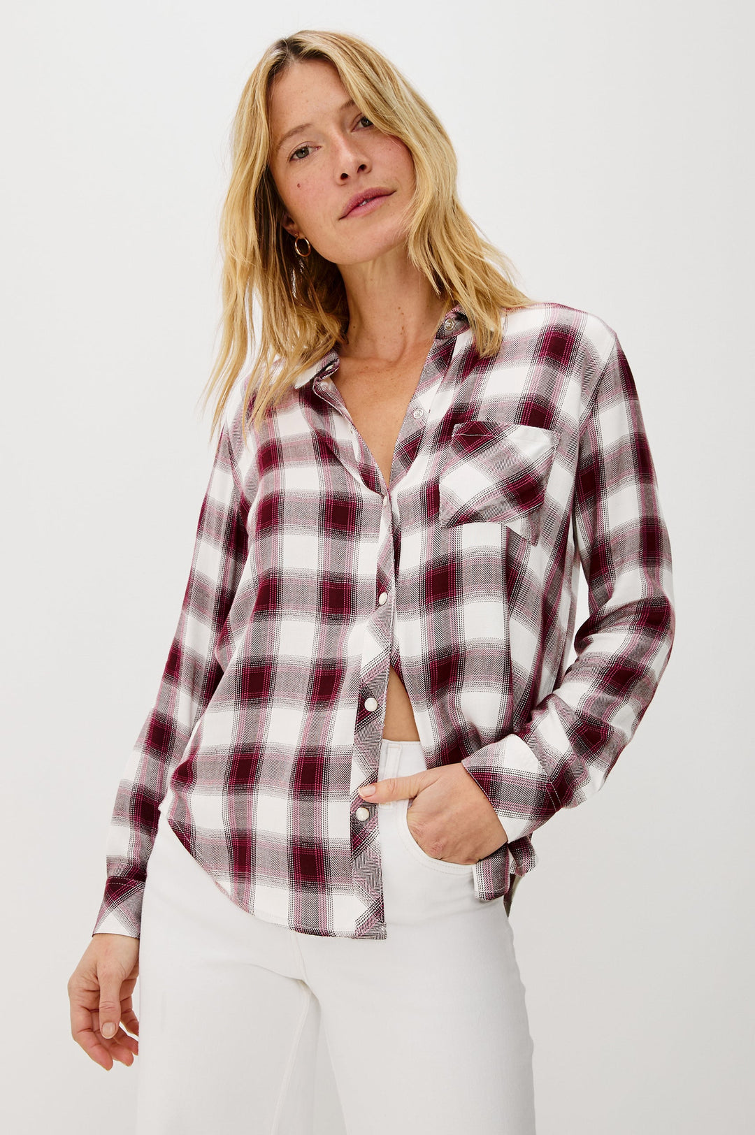 Rails Hunter Shirt i Raspberry Wine med knaplukning, krave og brystlomme – løs twill-vævning og 100% rayon for blød og komfortabel pasform.
