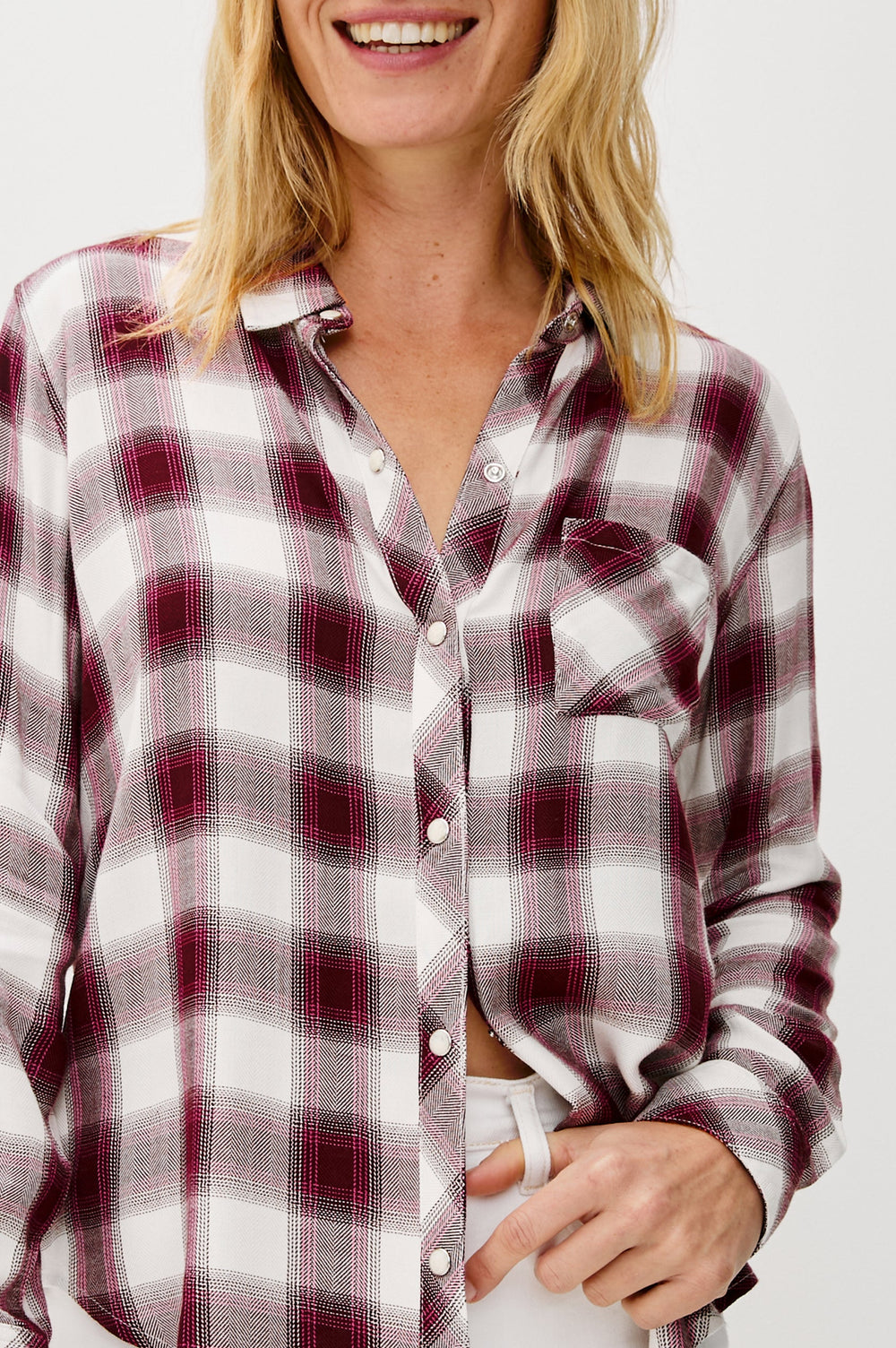 Rails Hunter Shirt i Raspberry Wine med knaplukning, krave og brystlomme – løs twill-vævning og 100% rayon for blød og komfortabel pasform.
