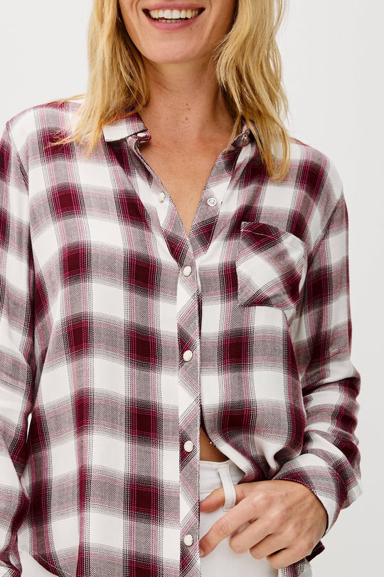 Rails Hunter Shirt i Raspberry Wine med knaplukning, krave og brystlomme – løs twill-vævning og 100% rayon for blød og komfortabel pasform.
