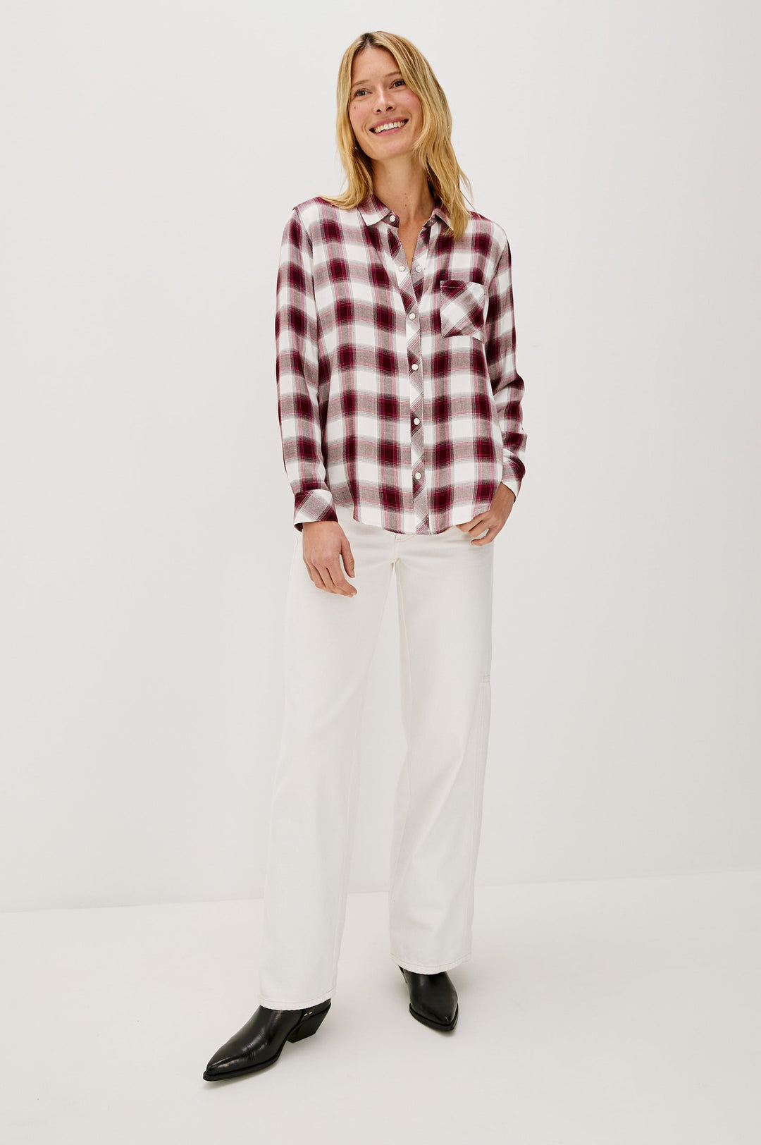Rails Hunter Shirt i Raspberry Wine med knaplukning, krave og brystlomme – løs twill-vævning og 100% rayon for blød og komfortabel pasform.
