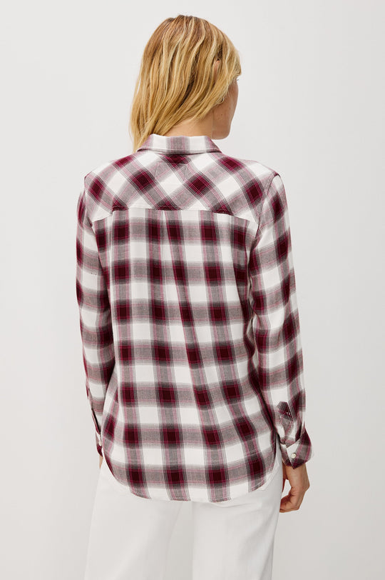 Rails Hunter Shirt i Raspberry Wine med knaplukning, krave og brystlomme – løs twill-vævning og 100% rayon for blød og komfortabel pasform.
