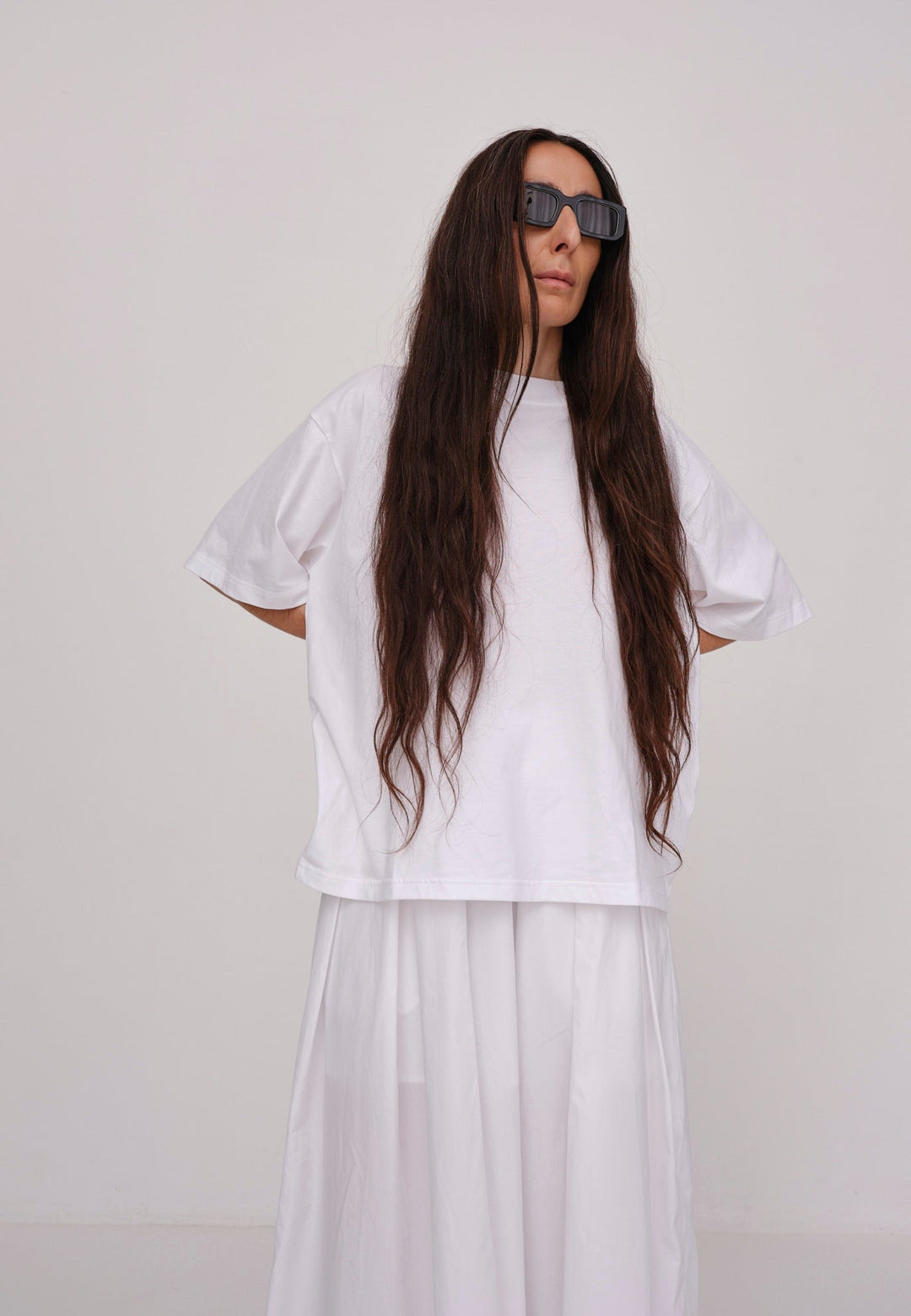 Herskind Herdis Skirt i hvid – lang, let nederdel i 100 % BCI-certificeret bomuld med elastisk talje, plisseret front og slidser i siderne. 