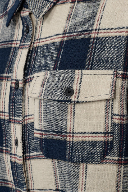 IVY Copenhagen Pia Distressed Shirt med tern og rå flossede kanter.