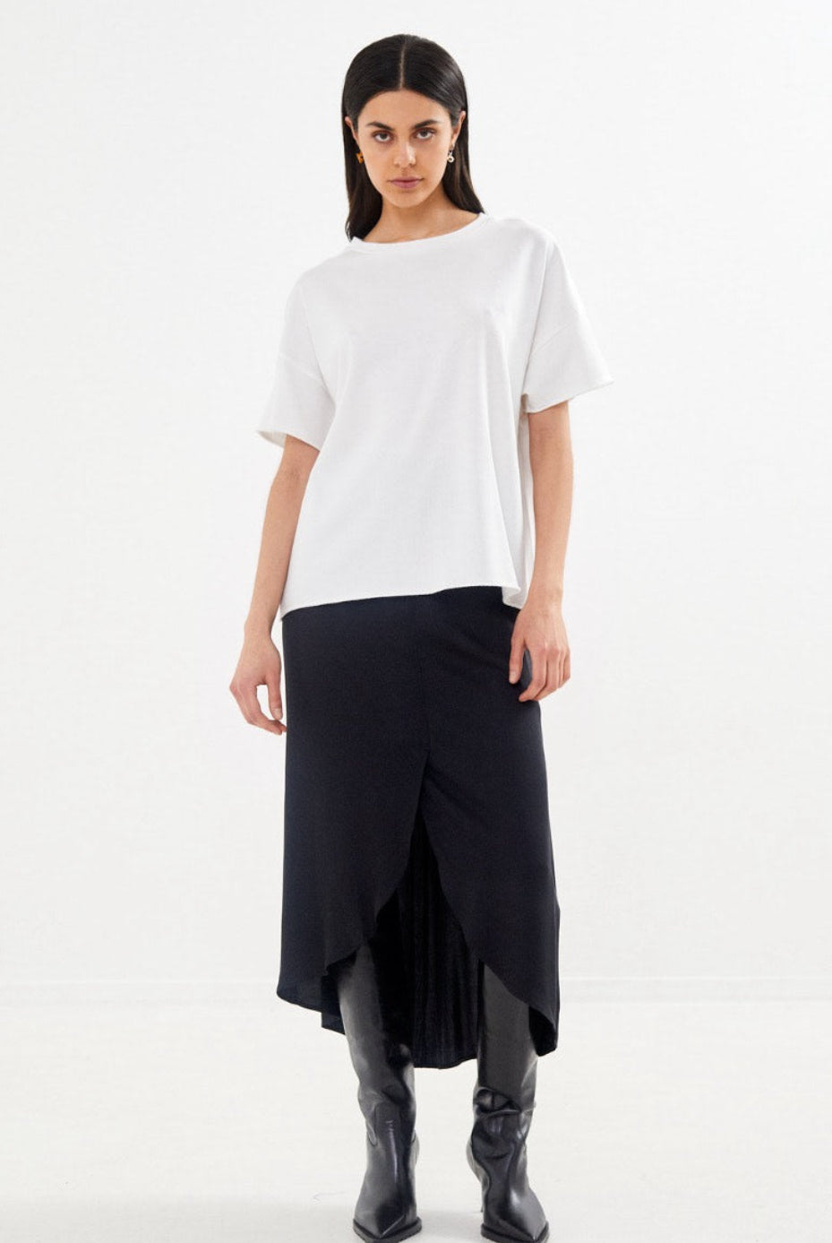 Rabens Saloner Margot Cropped T-shirt i white – oversized t-shirt i økologisk bomuld med rund hals og cropped længde.