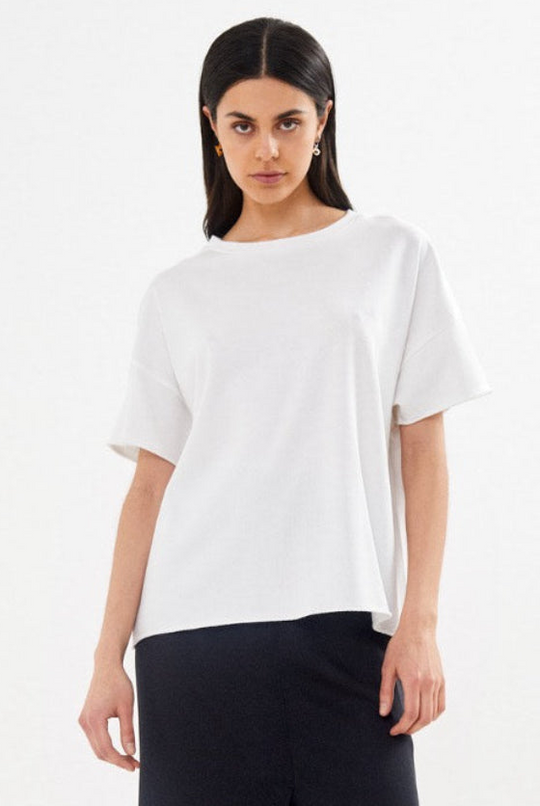 Rabens Saloner Margot Cropped T-shirt i white – oversized t-shirt i økologisk bomuld med rund hals og cropped længde.