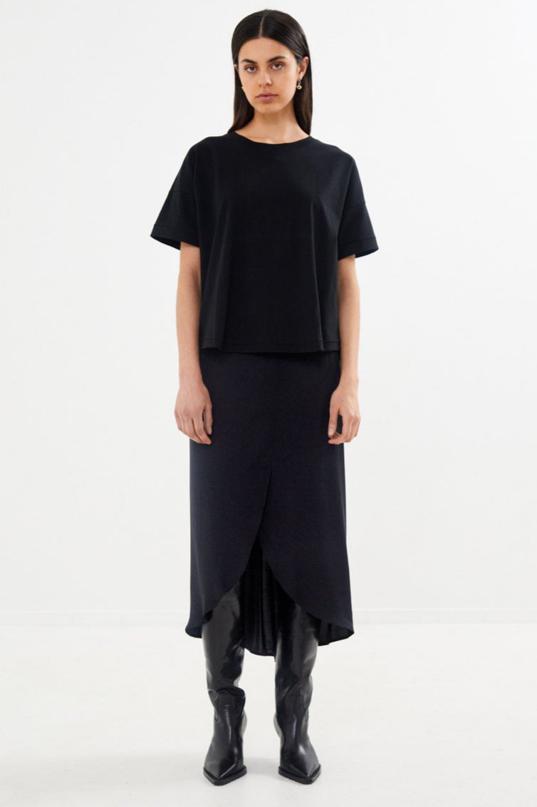 Rabens Saloner Margot T-shirt i Sort - Oversized Cropped T-shirt i Økologisk Bomuld