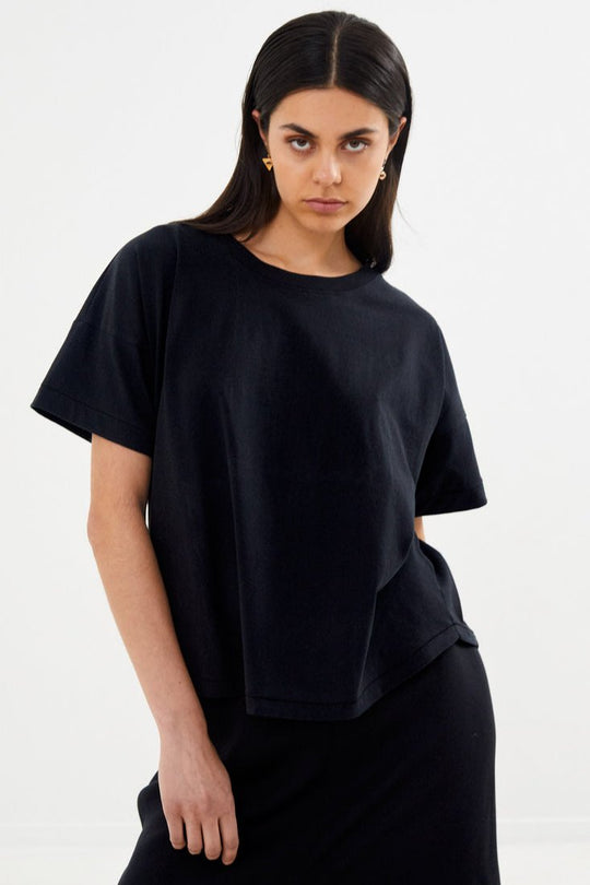 Rabens Saloner Margot T-shirt i Sort - Oversized Cropped T-shirt i Økologisk Bomuld