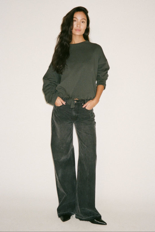 Rabens Saloner Sheela Sweat Top i faded black – oversized sweatshirt i økologisk bomuld med justerbar snøre i taljen.