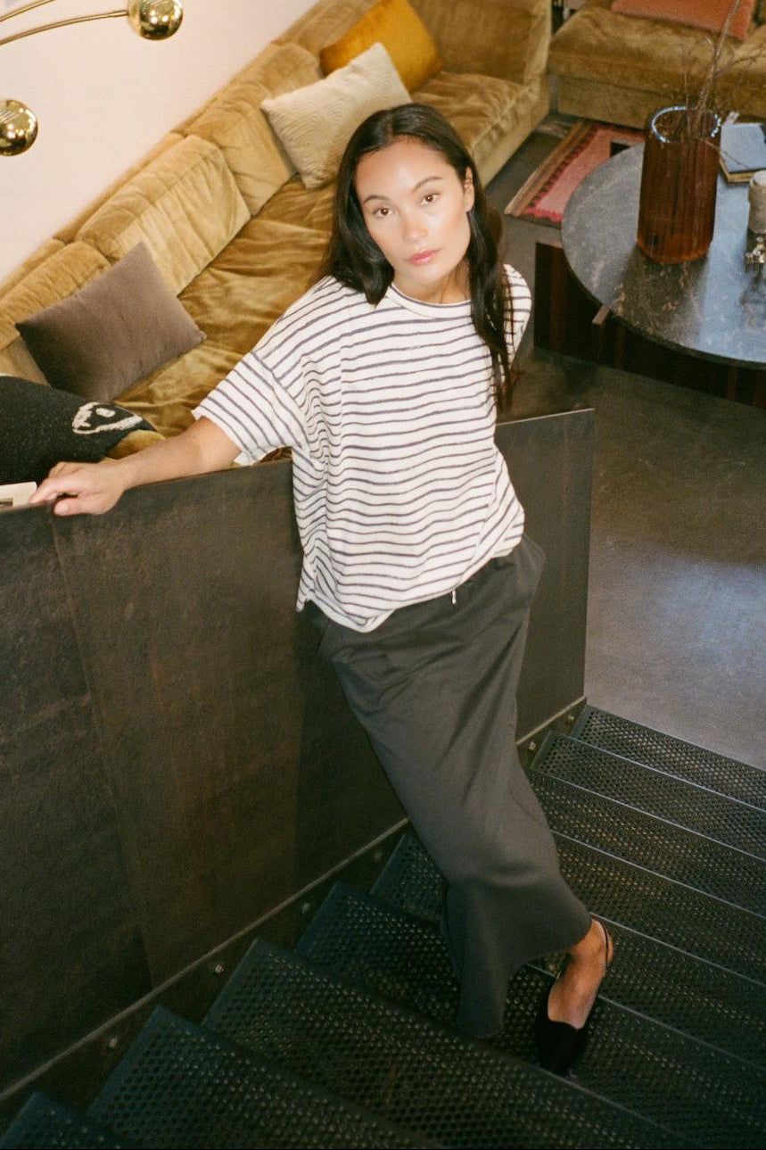 Rabens Saloner Hanni Long Skirt i faded black – lang nederdel i økologisk bomuld med elastisk talje, snøre og høj slids bagpå.