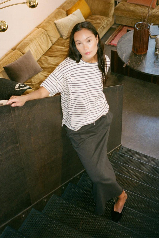 Rabens Saloner Hanni Long Skirt i faded black – lang nederdel i økologisk bomuld med elastisk talje, snøre og høj slids bagpå.