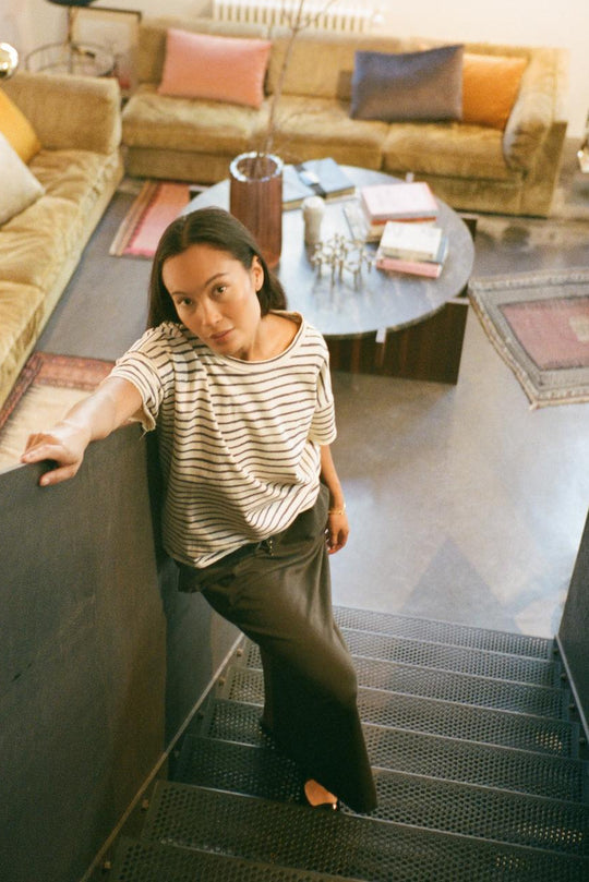 Rabens Saloner Hanni Long Skirt i faded black – lang nederdel i økologisk bomuld med elastisk talje, snøre og høj slids bagpå.