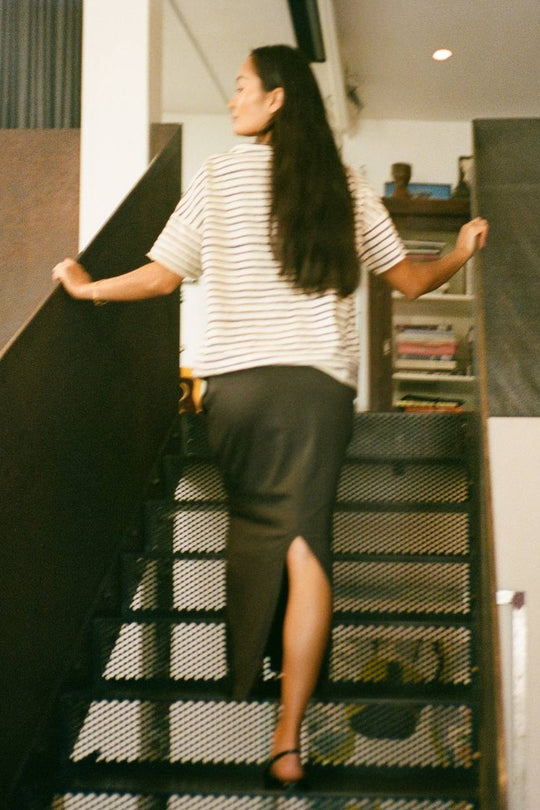 Rabens Saloner Hanni Long Skirt i faded black – lang nederdel i økologisk bomuld med elastisk talje, snøre og høj slids bagpå.