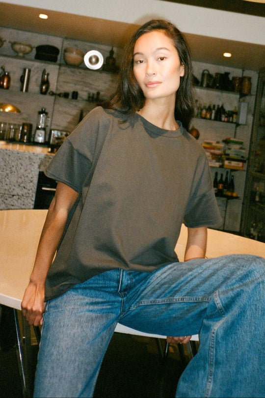 Rabens Saloner Margot Light Stretch Cropped T-shirt i faded black – oversized cropped t-shirt i økologisk bomuld.